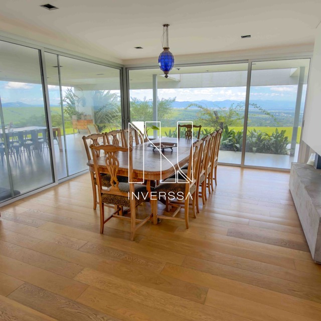 Inverssa 8 en tamaño mediano